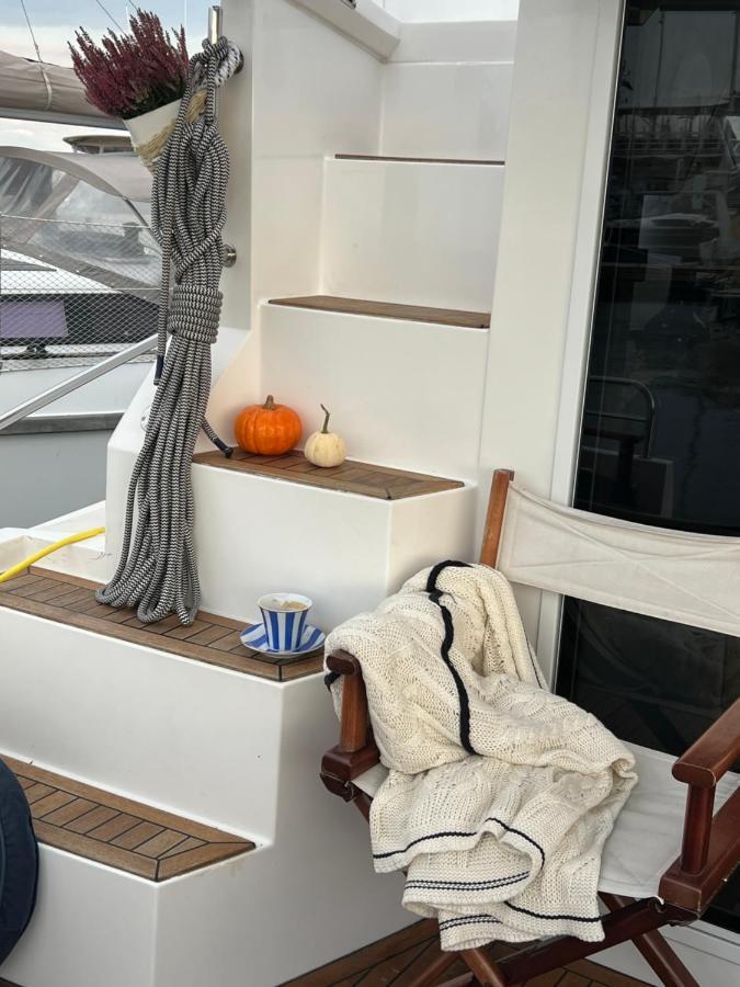 Yacht Queen B Houseboat Båthotell