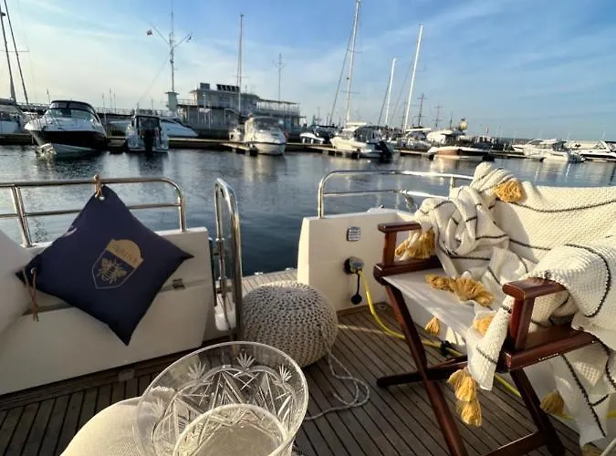 Yacht Queen B Sopot Houseboat