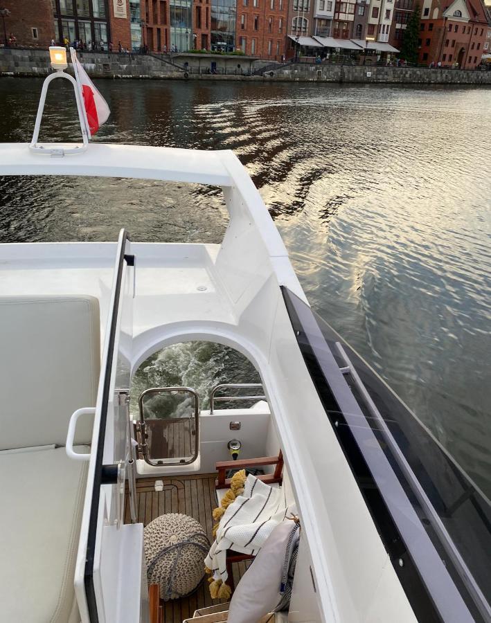 Yacht Queen B Houseboat
