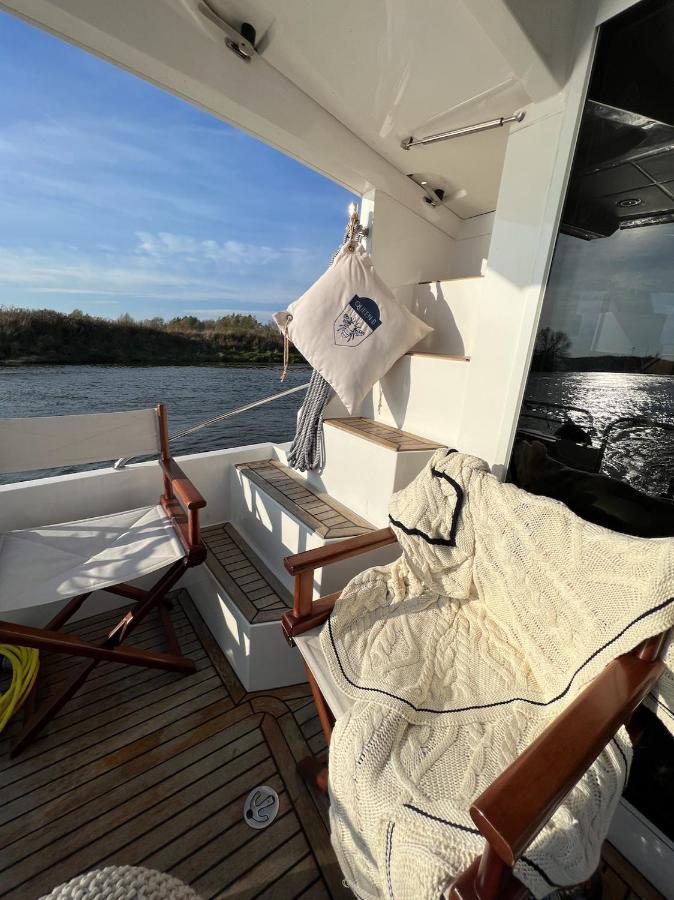 Båthotell Yacht Queen B Houseboat *