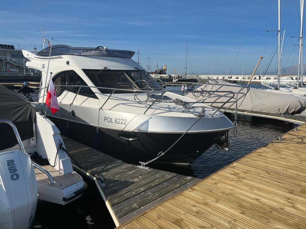 Yacht Queen B Houseboat