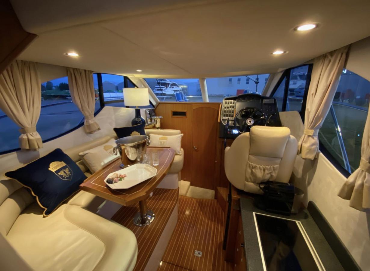 Yacht Queen B Houseboat Båthotell Sopot