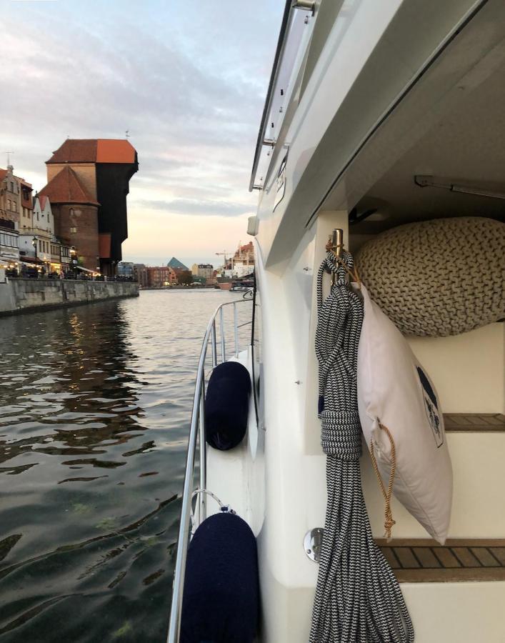 Yacht Queen B Houseboat
