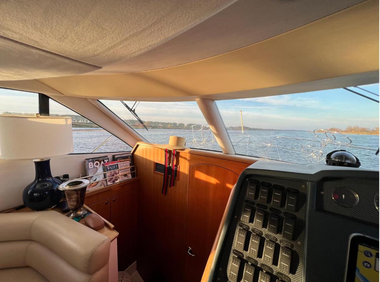 Yacht Queen B Houseboat Båthotell Sopot
