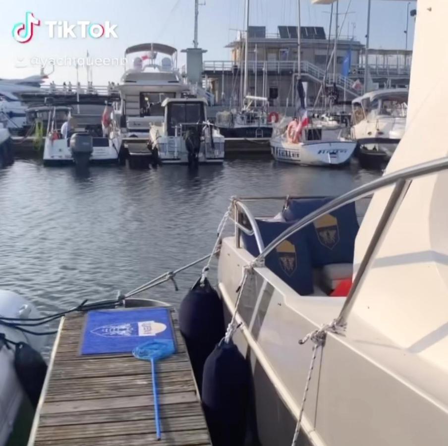 Yacht Queen B Houseboat Båthotell Sopot