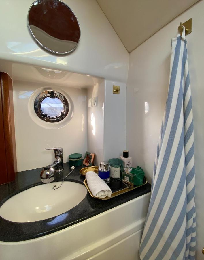 Yacht Queen B Houseboat