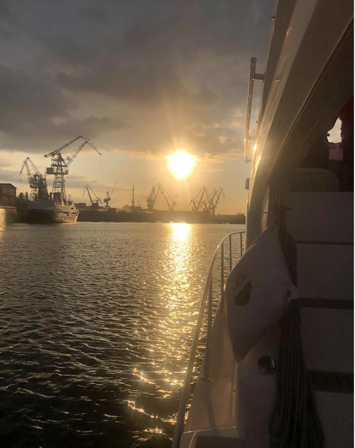 Yacht Queen B Houseboat