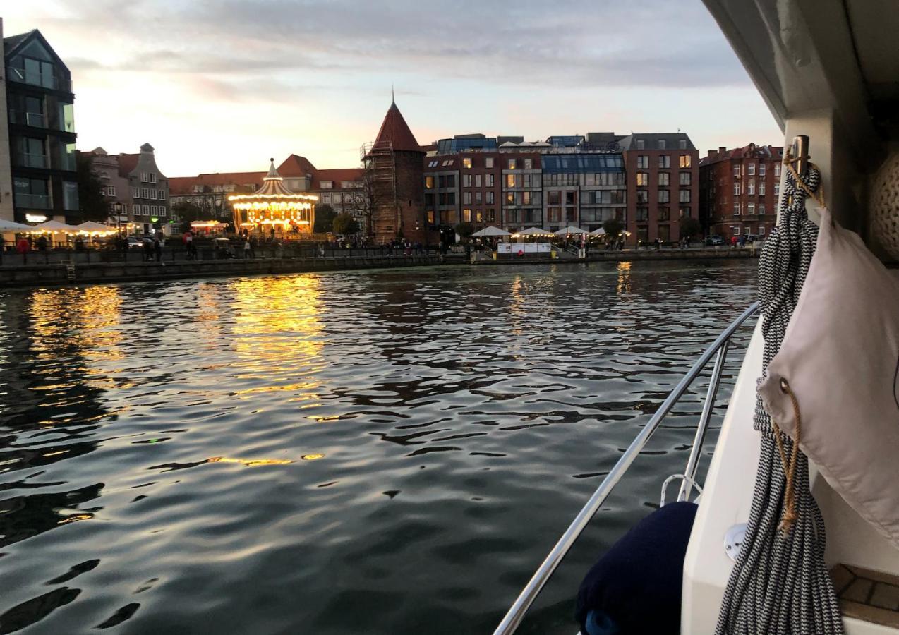 Yacht Queen B Houseboat Båthotell