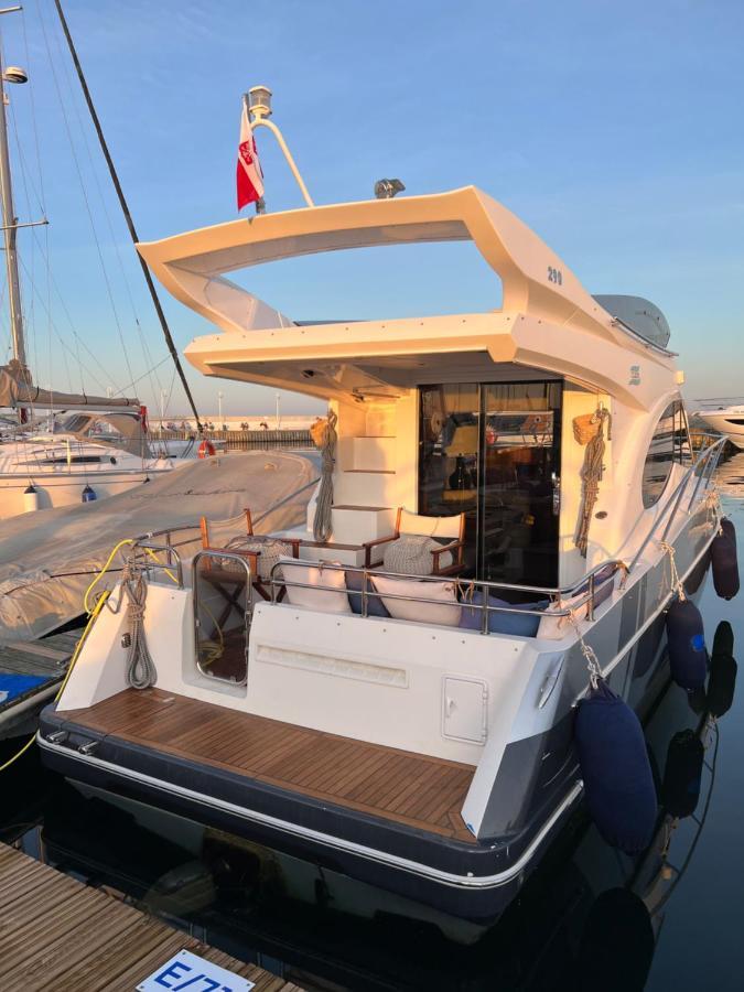 Yacht Queen B Houseboat