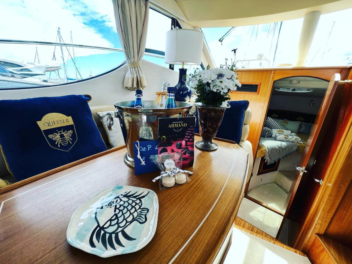 Båthotell Yacht Queen B Houseboat *