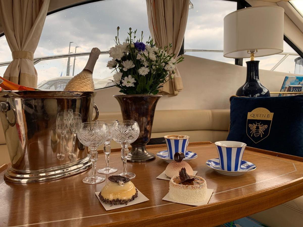 Yacht Queen B Houseboat *