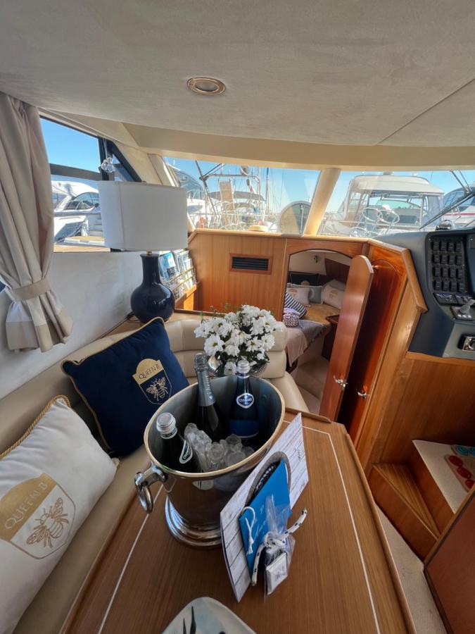 Yacht Queen B Houseboat Båthotell Sopot