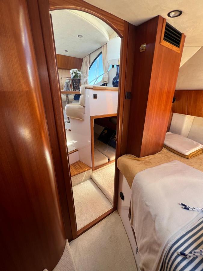 Yacht Queen B Houseboat *