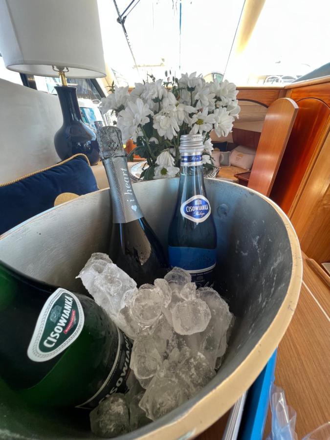 Yacht Queen B Houseboat Båthotell *