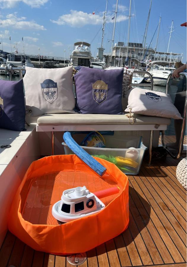 Yacht Queen B Houseboat Båthotell Sopot