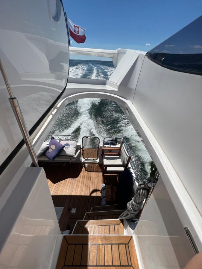 Yacht Queen B Houseboat *