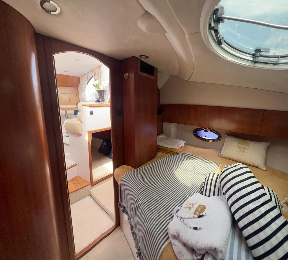 Yacht Queen B Houseboat