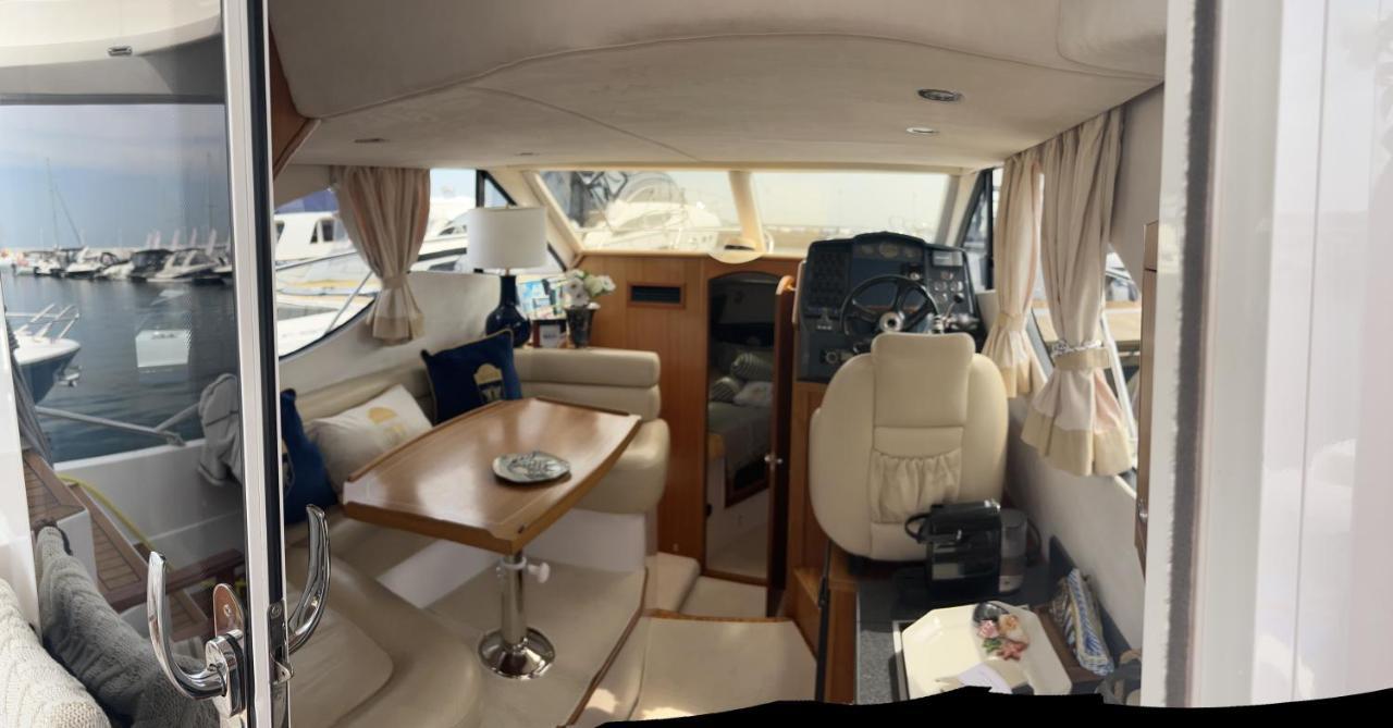 Yacht Queen B Houseboat *