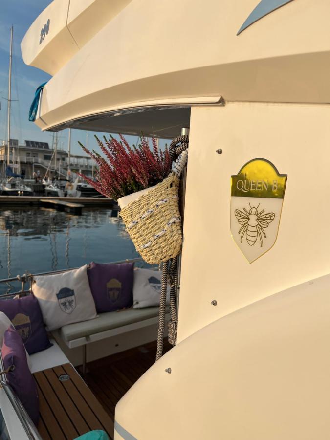 Yacht Queen B Houseboat *